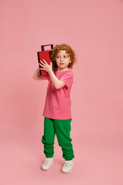 Πορτρέτο Του Χαριτωμένο Κοριτσάκι Παιδί Σγουρά Κόκκινα Μαλλιά Ποζάρουν Τον — Φωτογραφία Αρχείου