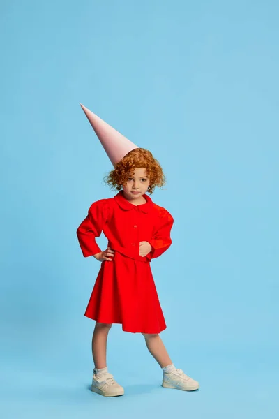 Söt Liten Flicka Barn Med Lockigt Rött Hår Poserar Kostym — Stockfoto