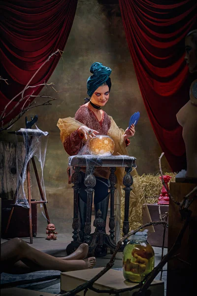 Adivinación Retrato Hermosa Misteriosa Adivina Femenina Molfarka Predice Destino Circo —  Fotos de Stock
