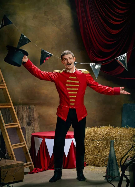 Ilusionista Sorridente Showman Happy Animado Homem Retro Circo Entertainer Anuncia — Fotografia de Stock