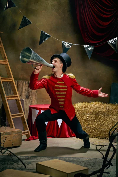 Illusionist Showman Cinematic Portrait Emotive Man Retro Circus Entertainer Announces — Stock Photo, Image