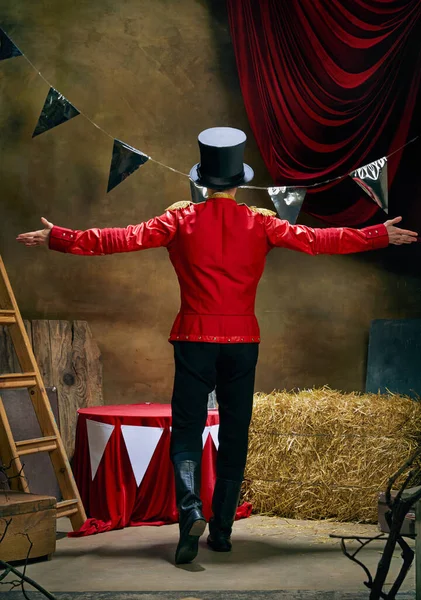 Rückansicht Illusionist Oder Showman Junger Retro Zirkus Entertainer Kündigt Showbeginn — Stockfoto