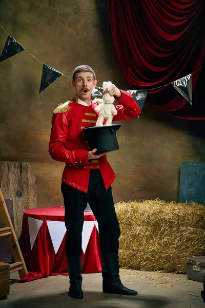 Magician Vintage Portrait Male Retro Circus Entertainer Expresses Rejoice Announces — Stock Photo, Image