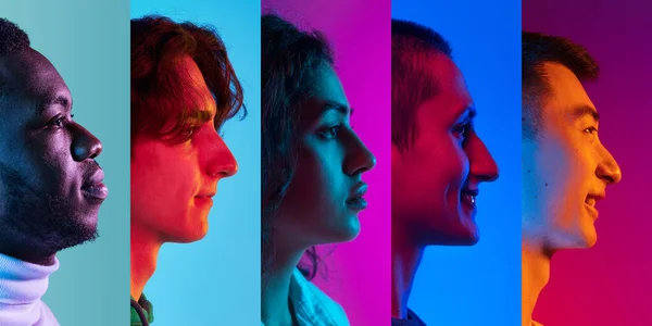 ネオンの光の中で多色の背景に異なる感情を表現する若者 男性と女性のプロフィールビュー 正面を向く5つのモデルで構成されたコラージュ — ストック写真