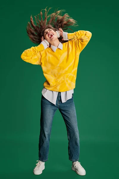 Portret Młodej Wesołej Dziewczyny Pozującej Słuchającej Muzyki Słuchawkach Śpiewającej Zielonym — Zdjęcie stockowe