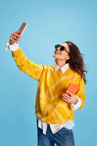 Jovem Linda Menina Sorridente Suéter Amarelo Brilhante Posando Tomando Selfie — Fotografia de Stock