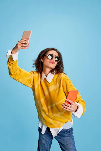 Menina Bonita Jovem Posando Óculos Sol Suéter Amarelo Levando Selfie — Fotografia de Stock