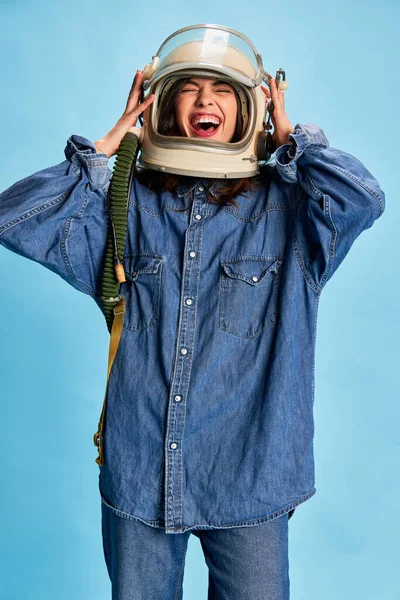 Porträtt Ung Vacker Flicka Poserar Astronaut Hjälm Och Känslomässigt Skrattar — Stockfoto