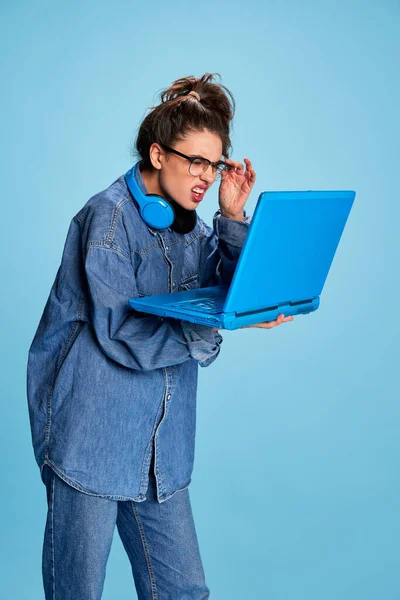 Retrato Jovem Garota Emotiva Óculos Olhando Para Laptop Com Mal — Fotografia de Stock