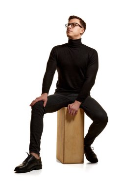 Beyaz arka planda izole edilmiş siyah giysiler giyen şık ve yakışıklı iş adamının portresi. Güzellik, moda, tarz ve iş anlayışı. İnsan duyguları ve akıl sağlığı