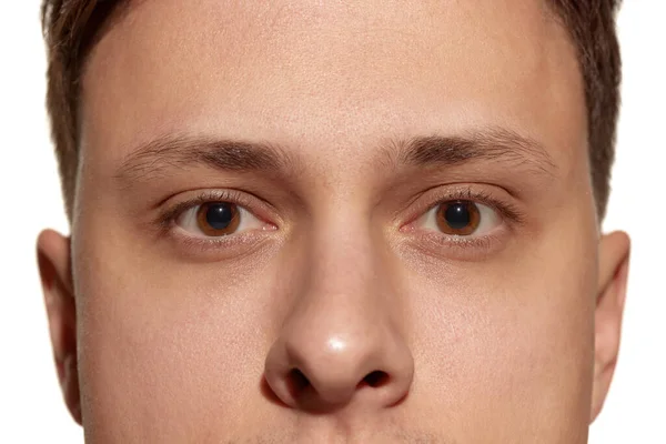 Zbliżenie Mężczyzna Brązowe Oczy Młody Przystojny Mężczyzna Odizolowany Białym Tle — Zdjęcie stockowe
