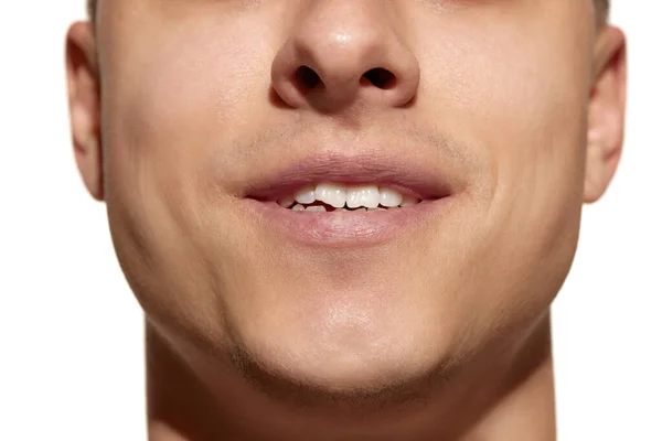 口と歯 白いスタジオの背景にしっかりと肌を隔離された若い男の作物の顔 歯科衛生 セルフケア 化粧品の概念 — ストック写真