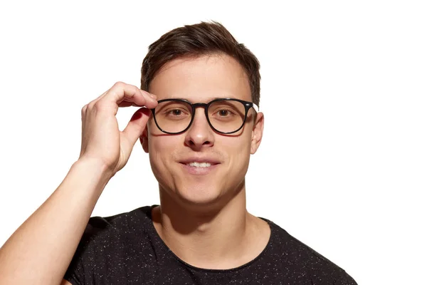 Synkorrigering Närbild Porträtt Ung Stilig Man Bär Glasögon Isolerad Vit — Stockfoto