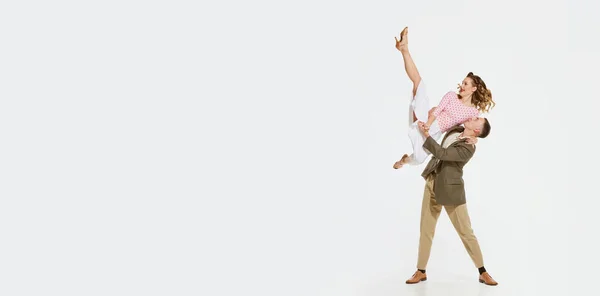 Mutlu Şık Enerjik Dansçıların Dinamik Portresi Beyaz Arka Planda Izole — Stok fotoğraf