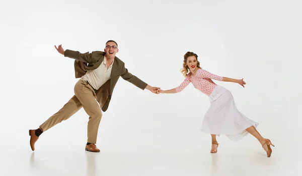 ヴィンテージスタイルの服ダンススイングダンスの2人の感情的なダンサー 白い背景に隔離されたロックアンドロール 時代を超えた伝統 1960年代のアメリカのファッションスタイルと芸術 夫婦は幸せそうだ — ストック写真