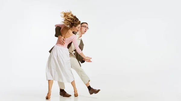 时尚和精力充沛的舞蹈家的动态肖像 跳着林迪跳着舞 或者在白色背景下跳着摇摆舞 风格的概念 — 图库照片