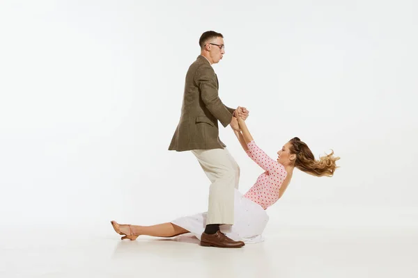 爱情在运动 年轻而兴奋的男女穿着60年代的美国时尚服装跳舞复古舞与白色背景隔离 — 图库照片