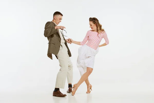 Liebe Bewegung Junge Aufgeregte Männer Und Frauen Kleidung Amerikanischen Stil — Stockfoto