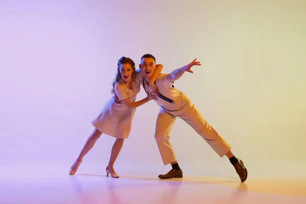 Muzikale Show Emotionele Paar Dansers Retro Stijl Outfits Dansen Sociale — Stockfoto