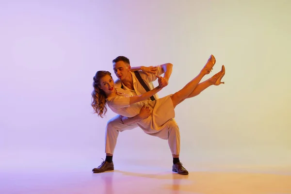 Schöne Mädchen Und Männer Retro Kostümen Tanzen Hetzerische Tänze Isoliert — Stockfoto