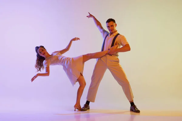 Espectáculo Musical Pareja Emotiva Bailarines Trajes Estilo Retro Bailando Bailes — Foto de Stock