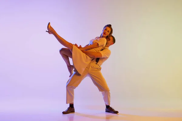 Красивые Девушки Мужчины Костюмах Стиле Ретро Танцуют Зажигательные Танцы Выделенные — стоковое фото