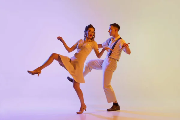 Музыкальное Шоу Эмоциональная Пара Танцовщиц Костюмах Стиле Ретро Танцуют Социальные — стоковое фото