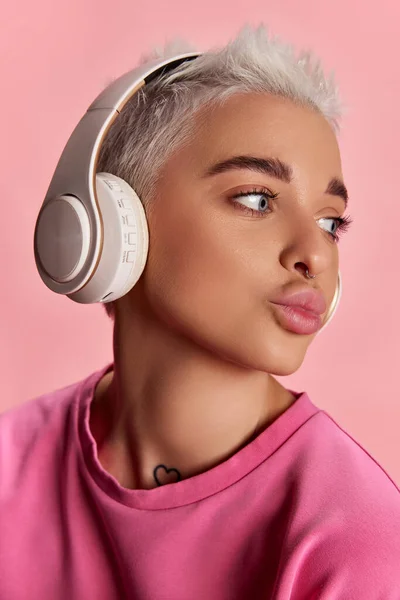 Mujer Joven Elegante Con Pelo Corto Ojos Grises Escuchando Música — Foto de Stock
