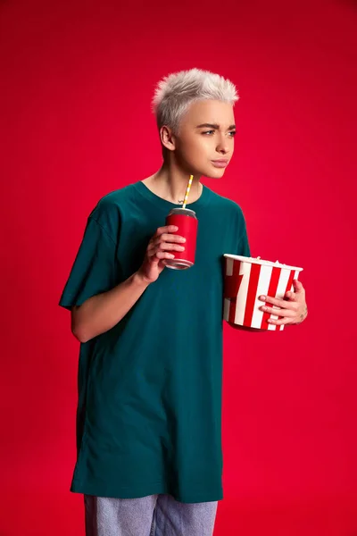 Portret Młodej Stylowej Kobiety Krótkimi Włosami Pozującej Koszem Popcornu Wyizolowanym — Zdjęcie stockowe