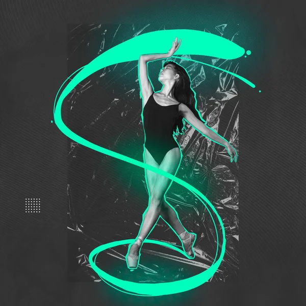 現代アートデザイン 若い優雅な柔軟な女性バレエダンサーは 砕いたプラスチックシート効果で灰色の背景の上に踊ります 創造性 ダンスの概念 — ストック写真