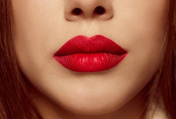 明るい赤口紅と女性の完璧な形状の口のクローズアップビュー 化粧品 ファッション 美しさと表情の概念 スキンケア 唇の入れ墨 しわや唇の治療 — ストック写真