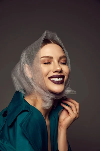 Glad Ung Vacker Kvinna Med Konstnärlig Makeup Skrattar Med Slutna — Stockfoto