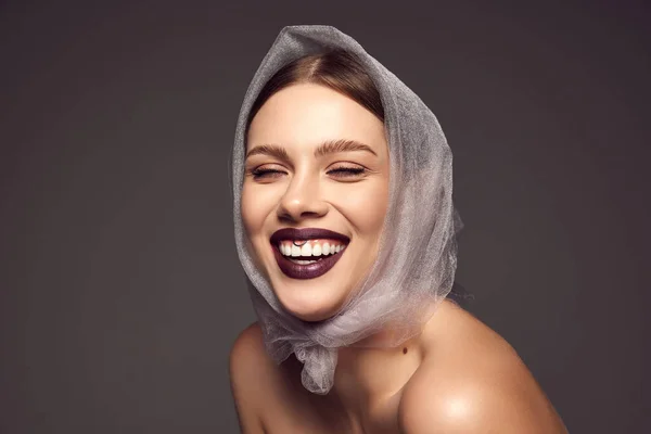 Směje Detailní Portrét Okouzlující Ženské Módní Modelky Uměleckým Make Upem — Stock fotografie