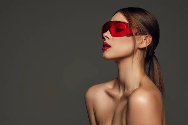 完美的线条性感的年轻女人 赤身裸体 皮肤保养得很好 身穿时髦的红色眼罩 呈深灰色背景 情感和广告的概念 — 图库照片
