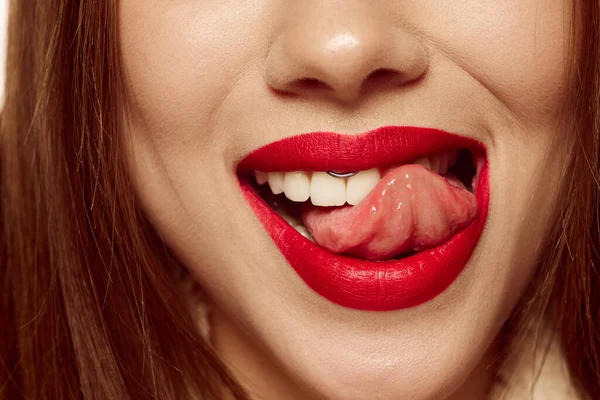 调情和诱惑 用鲜红色口红捂住女性的嘴 年轻而性感的女人 有着健康的白牙 皮肤保养得很好 笑起来也很美 — 图库照片
