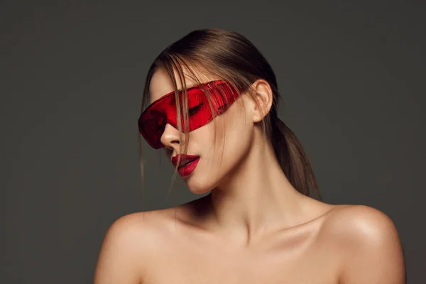 性感的年轻女人 赤身裸体 皮肤保养得很好 身穿时髦的红色眼罩 呈深灰色背景 情感和广告的概念 — 图库照片