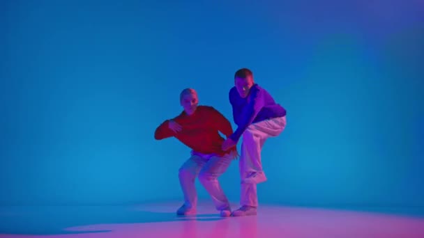 Musik Stilvolle Männer Und Frauen Tanzen Leuchtend Sportlicher Kleidung Vor — Stockvideo