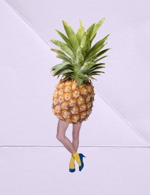 Çağdaş sanat kolajı. Sarı çoraplı, topuklu yaban ördekleri ve mor arka planda izole edilmiş ananas gövdesi. Sanat kavramı, yaratıcılık, yemek, tasarım, sürrealizm. İlan için alanı kopyala