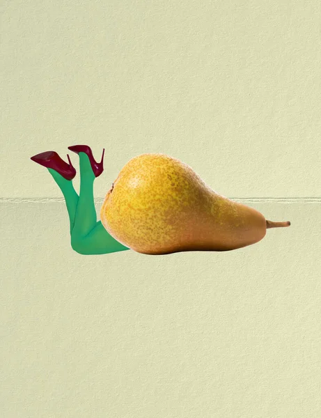 콜라주 다리가 내밀고 과일은 창의성 디자인의 광고용 — 스톡 사진