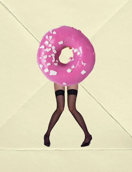 現代美術のコラージュ 黄色の背景の上にピンクのドーナツの体とかかとの黒のタイツでほっそりした女性の足 創造性 食べ物 デザイン シュールレアリズムの概念 広告のコピースペース — ストック写真