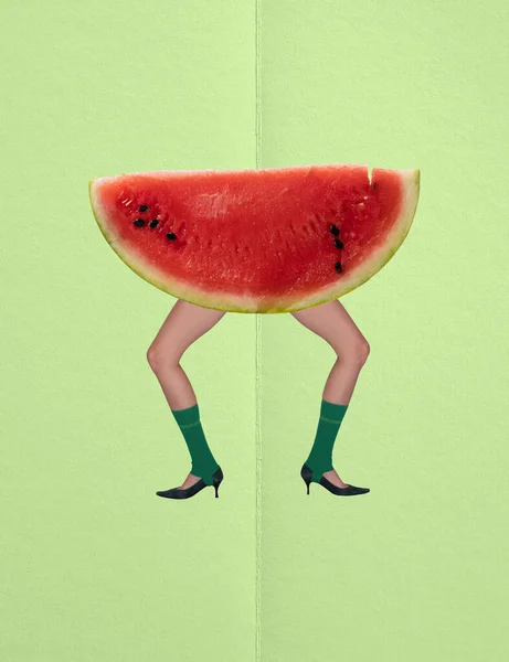 Kolaż Sztuki Współczesnej Kobiece Nogi Obcasach Słodkim Ciałem Arbuza Zielonym — Zdjęcie stockowe