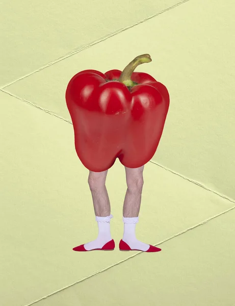 現代美術のコラージュ 黄色の背景の上に赤唐辛子の体を持つ男性の足 野菜の食事よ 菜食主義者だ 創造性 食べ物 デザイン シュールレアリズムの概念 広告のコピースペース — ストック写真