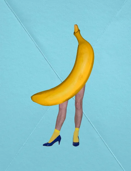 当代艺术拼贴 穿着黄色紧身裤和高跟鞋的男性腿 与蓝色背景隔离的香蕉身体 男人味艺术的概念 创造力 超现实主义 广告的复制空间 — 图库照片
