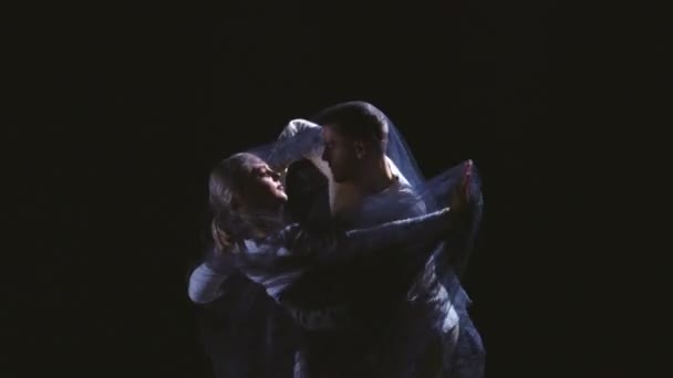 Passie Het Donker Een Paar Contemp Stijl Dansers Dramatische Performance — Stockvideo