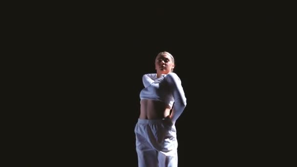 Сучасне Мистецтво Русі Молода Дівчина Білому Костюмі Практикує Зневажливий Танець — стокове відео