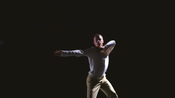 Соло Виконання Молодого Чоловіка Білому Костюмі Танцює Споглядання Танцю Темряві — стокове відео