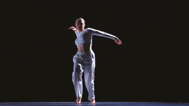Arte Moderna Movimento Menina Traje Branco Praticando Dança Desprezo Escuridão — Vídeo de Stock