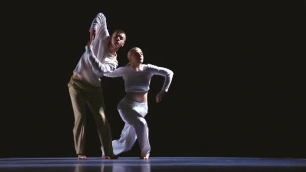 激情在黑暗中 在黑色背景下 一对相思风格的舞蹈演员在戏剧表演中孤身一人跳舞 人类的情感 美和音乐概念 — 图库视频影像