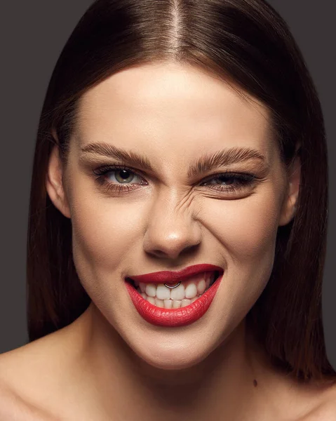 Detailní Portrét Emotivní Krásné Mladé Ženy Jasným Make Upem Šklebí — Stock fotografie