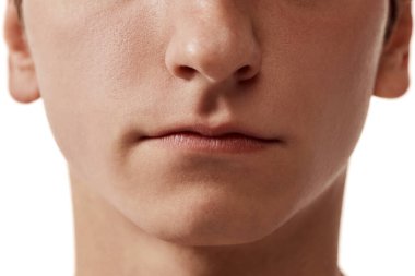 Beyaz arka planda erkek yüzü, burnu ve dudaklarının kesilmiş görüntüsü. Yüz estetiği. Erkek güzelliği, cilt bakımı, sağlık, kozmetoloji, spa, vücut bakımı, ilaç kavramı. İlan için alanı kopyala